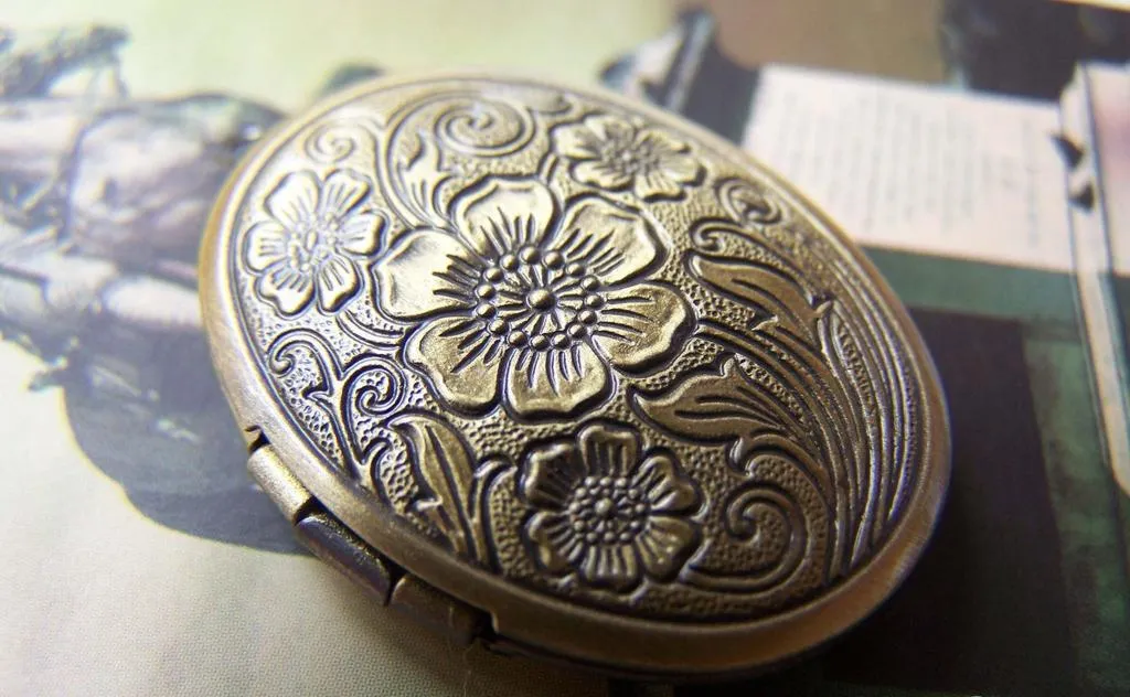 4 pcs Flower Locket Antique Bronze Oval Photo Locket Pendant A3621