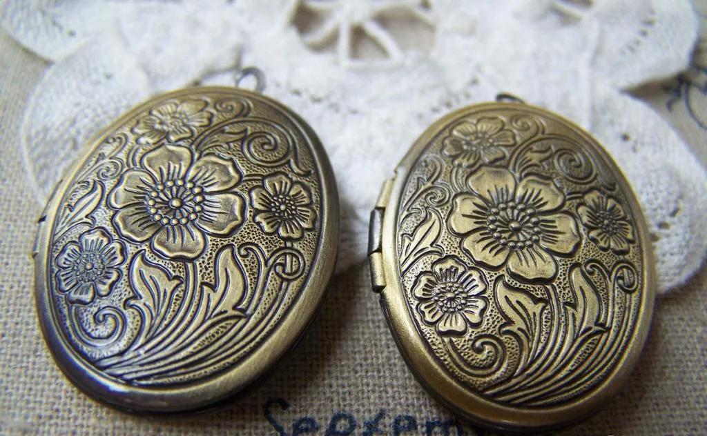4 pcs Flower Locket Antique Bronze Oval Photo Locket Pendant A3621