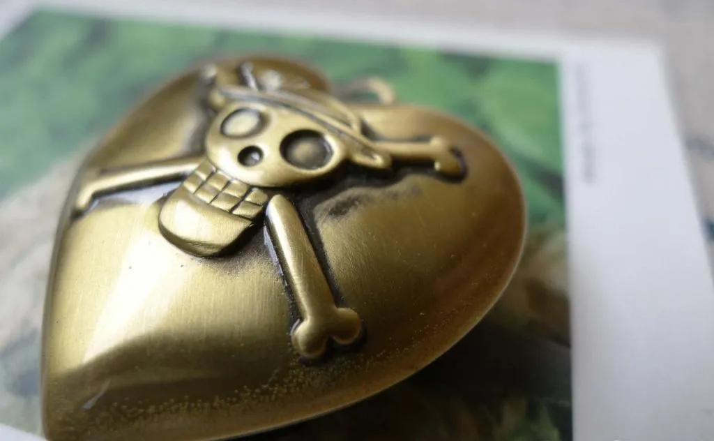 4 pcs of Antique Bronze Brass Pirate Heart Photo Locket  A7008