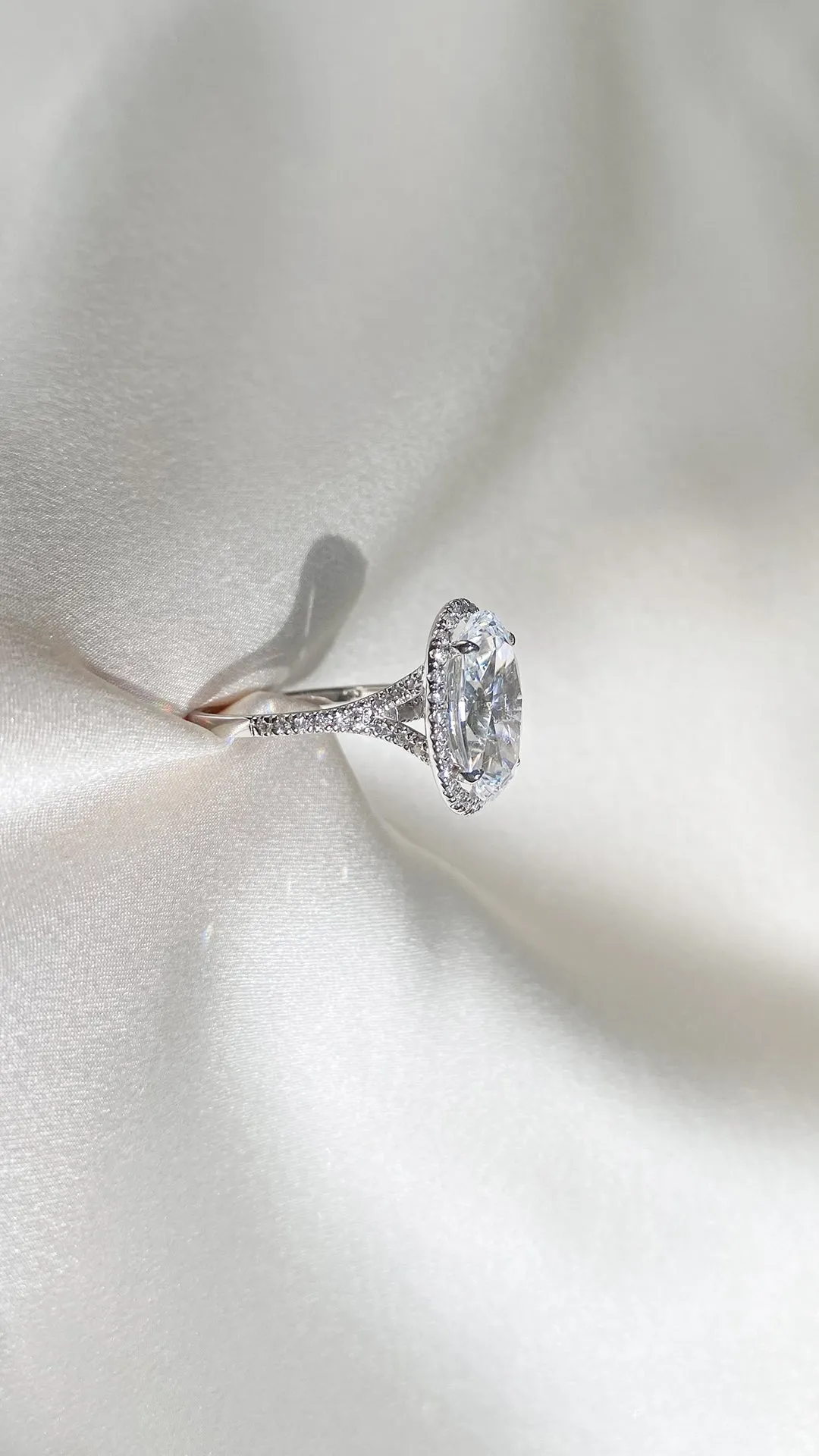 Lucille Oval Borderset Ring