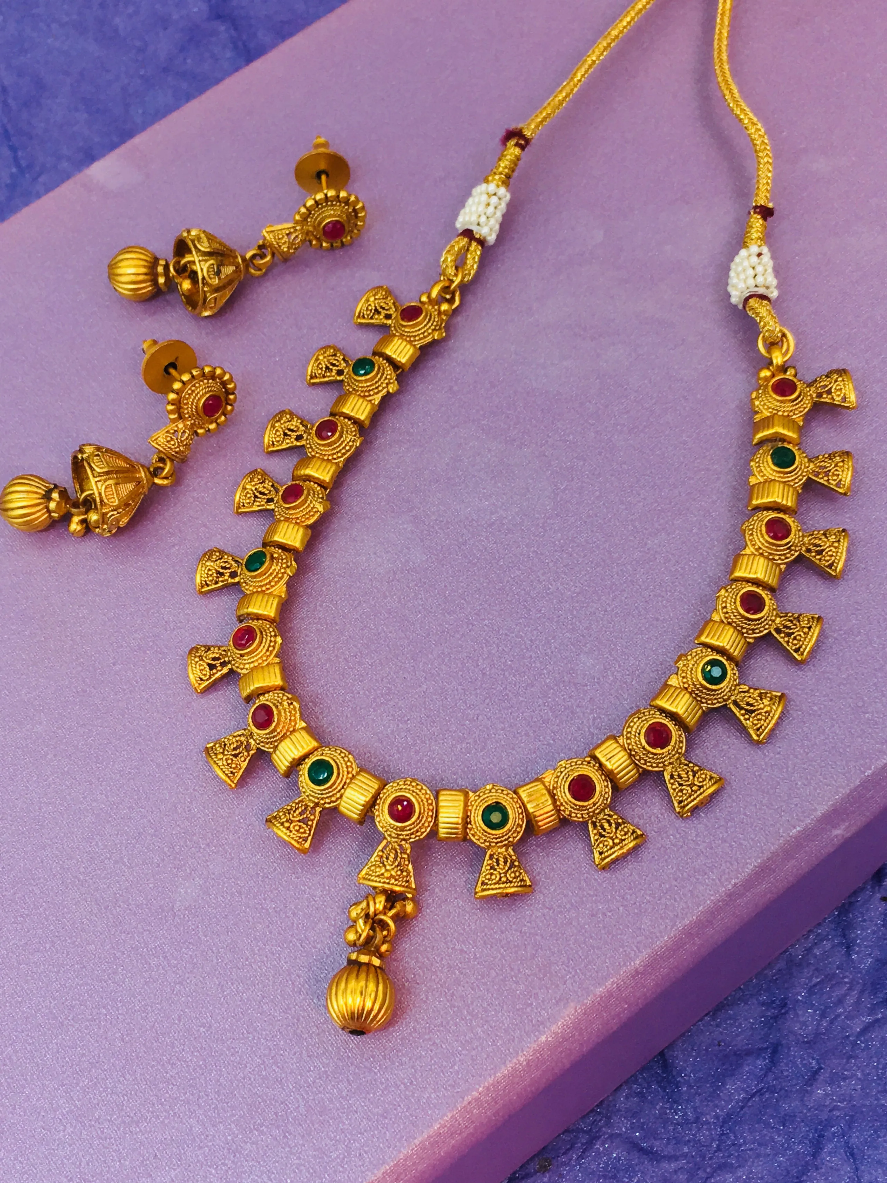 STONE DESIGN FLORAL NECKLACE