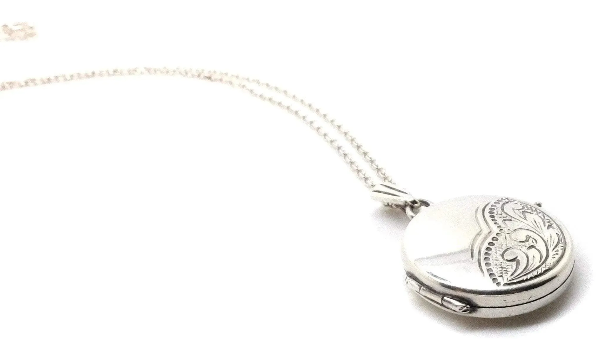 Vintage 1970s Classic Silver Locket Necklace